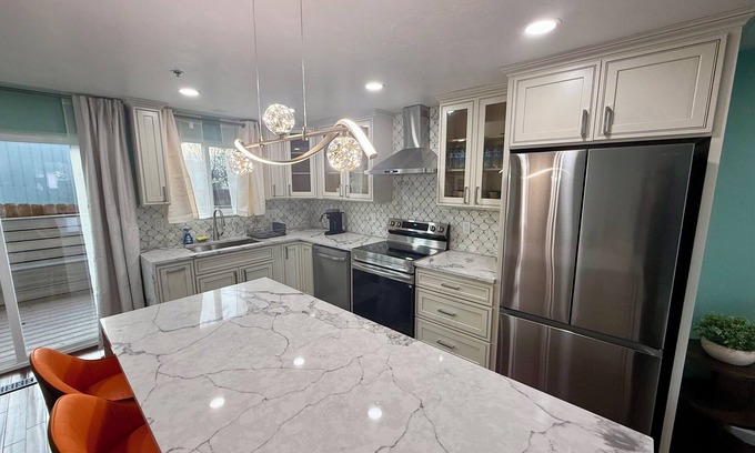 Albany Casa | Charming 2-bedroom house + WiFi, workspace, outdoor deck, fitness area in Albany