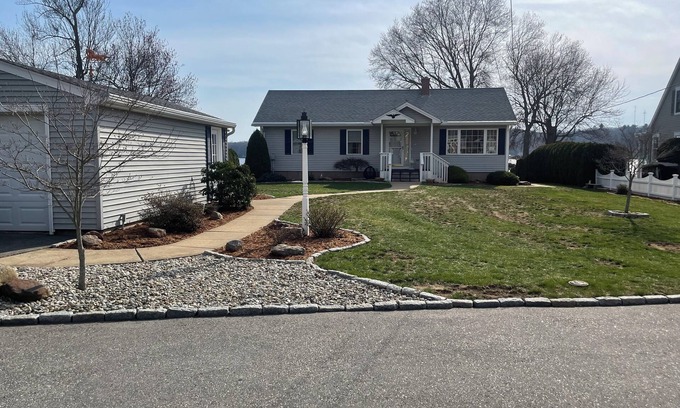 Bolton Casa | Charming 2-bedroom house located on Bolton Lake