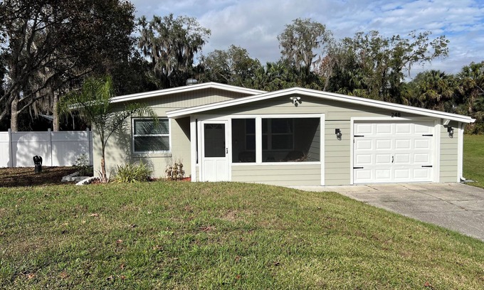 Plantation Estates Casa | Charming 2-bedroom house in DeBary with AC- Close to highway andhiking Trail