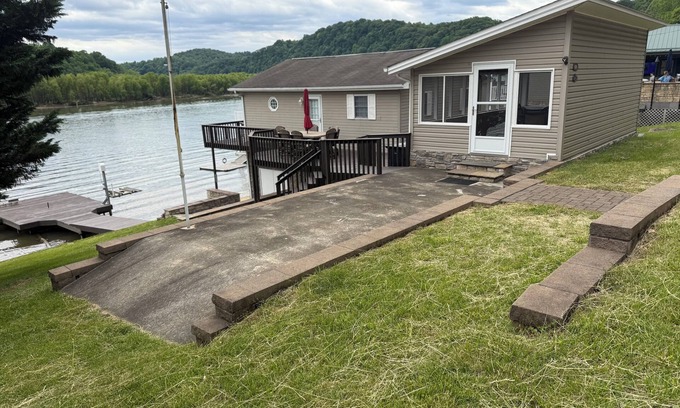 Draper Casa | Charming 2-bedroom house with private dock in Draper Va on Claytor Lake