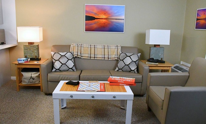 Greentown Condominio | Charming 2-Bedroom Lake Wallenpaupack Condo with Included Boat Slip
