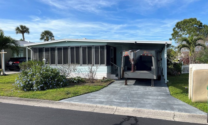 Melbourne Casa | Charming 2-bedroom mobile home with WiFi, AC in peaceful Melbourne