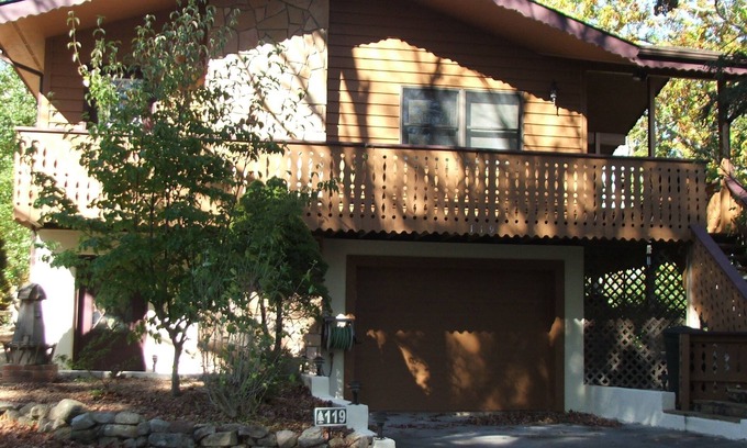 Newland Chalet De Esquí | Charming 2-bedroom mountain chalet in fabulous Blue Ridge Mountains