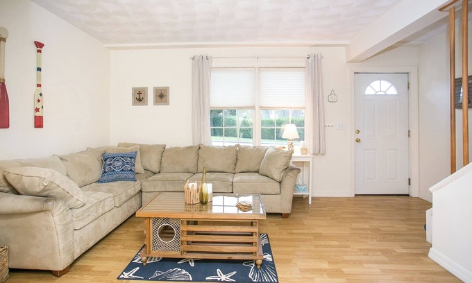 Newport East Condominio | Charming 2-Bedroom Ocean View Condo- Prime Location