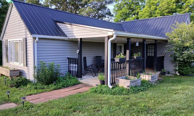 Bedford Cabaña | Charming 2-bedroom private cottage, pet friendly, great location, no pet fees!