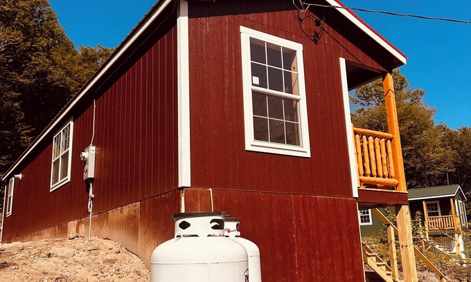 Carrabassett Valley Cabina | Charming 2-bedroom Red cabin close to Carrabassett valley and Kingfield