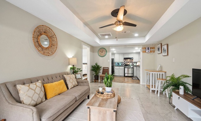 Clodine Apartamento | Charming 2-Bedroom Retreat in Southwest Houston