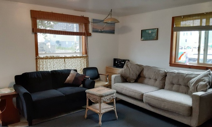 Irving Cabaña | Charming 2-bedroom summer cottage in amazing Sunset Bay, Irving with AC