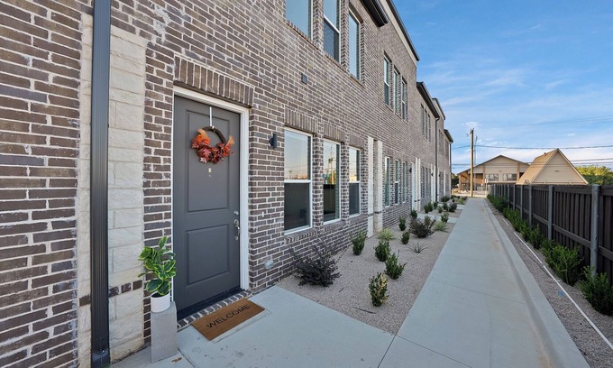 Central Arlington Casa | Charming 2-bedroom townhome Near AT&T Stadium in Arlington