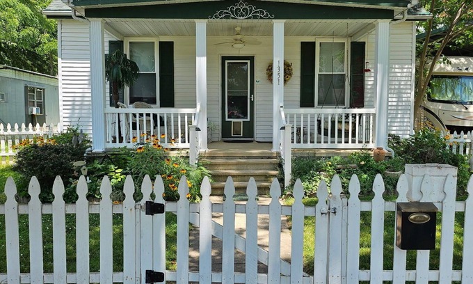 Carlyle Casa | Charming 2-bedroom, two bathroom house in Carlyle, pets welcome!