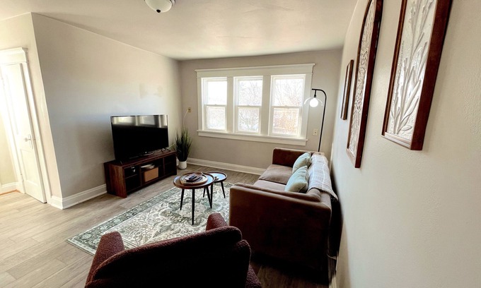 Green Bay Casa | Charming 2-bedroom Upper Duplex in lovely Green Bay