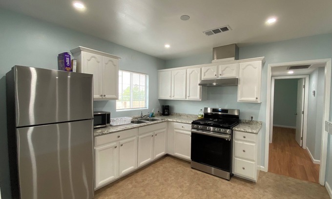 Bakersfield Casa | Charming 2-bedroom house with AC and WiFi in delightful Bakersfield.