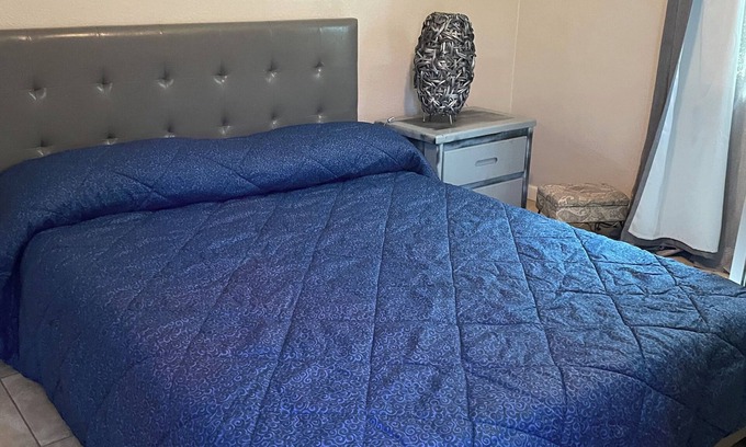 Bakersfield Casa | Charming 2-bedroom house with WiFi, AC in Bakersfield