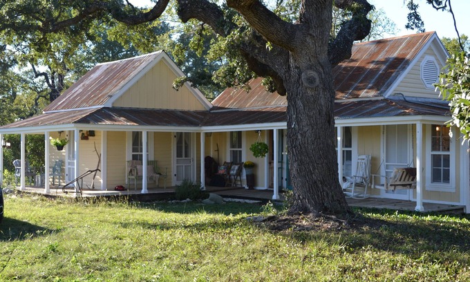 Center Point Cabaña | Charming 2-bedroom cottage on the River with 5 acres