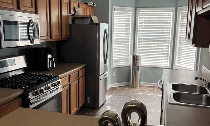 Riverdale Casa | Charming 2-bedroom townhome in College Park with AC, WiFi