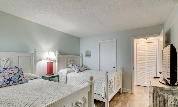 Emerald Isle Condominio | Charming 2-bedroom condo. Great location and beautiful views of our Emerald Sea.