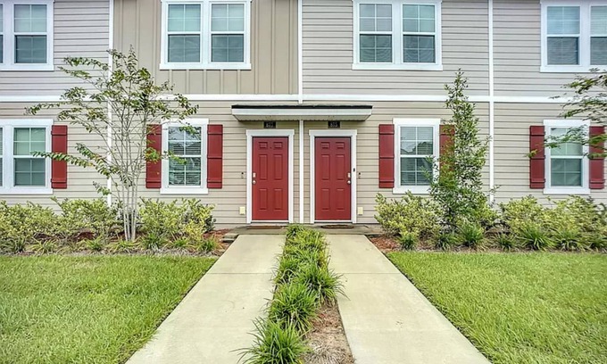 Arlington Casa | Charming 2-bedroom townhome in beautiful Jacksonville near beach and downtown.