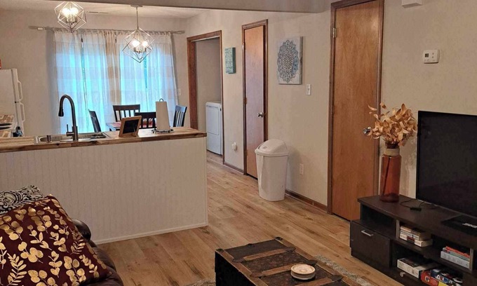 Jacksonville Casa | Charming 2-bedroom townhome near base and beaches. Shopping and restaurants
