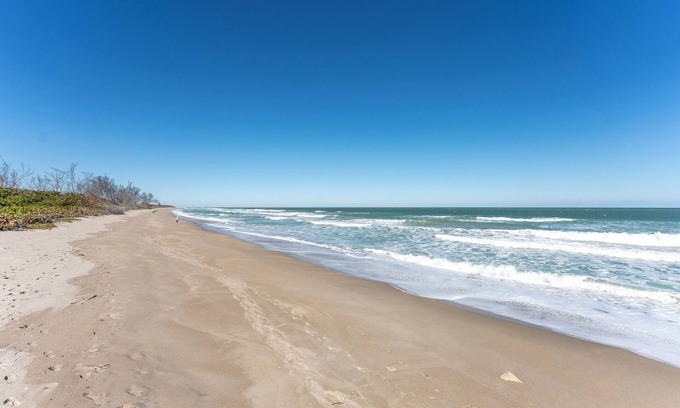 Hutchinson Island South Casa | Cozy 2 bedroom 2 bath home with private beach access, dogs allowed.