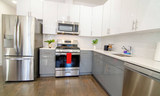 Communipaw Apartamento | Charming 2-bedroom apartment with WiFi, AC in terrific Jersey City