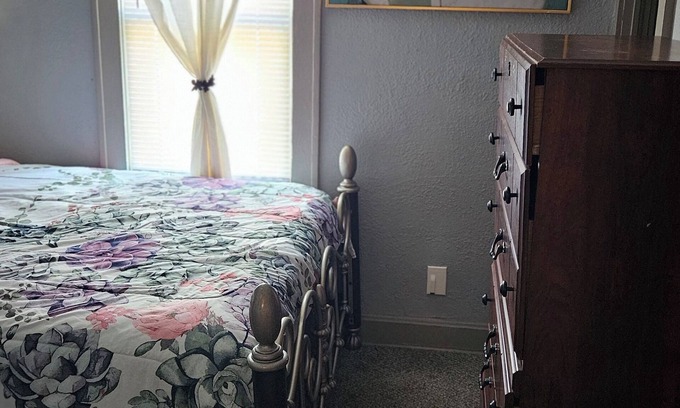 Kansas City Casa | Charming 2-bedroom bungalow house in brilliant Kansas City KS with AC, WiFi
