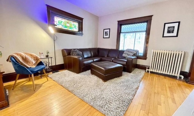 Longfellow Apartamento | Charming 2 Bedroom apartment with WiFi, AC, Parking in Central Minneapolis