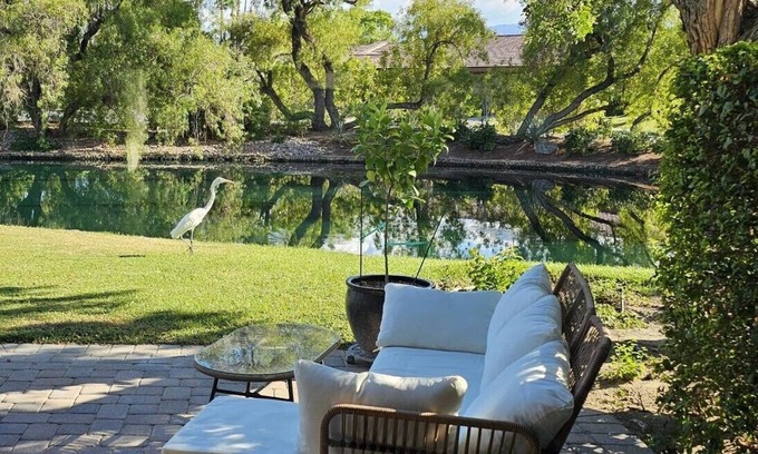 Palm Desert Condominio | Charming 2-bedroom condo with lake view. Light & airy. The Lakes Country Club.