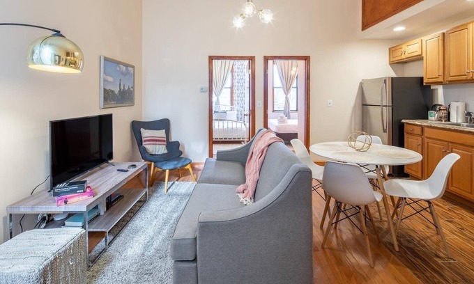 Center City Apartamento | Charming 2-bedroom apartment Near Center City with Parking.