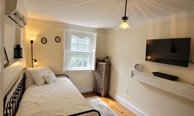 Washington Square West Casa | Charming 2-bedroom historic house in Philadelphia with WiFi and Parking
