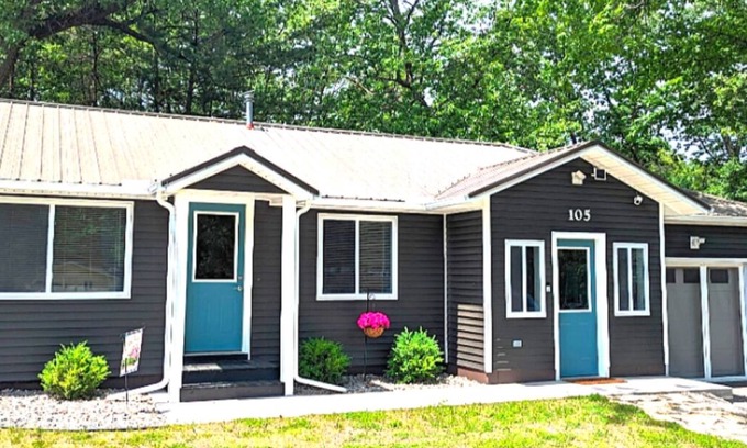 Prudenville Casa | Charming 2-bedroom house in beautiful Prudenville with lake access.