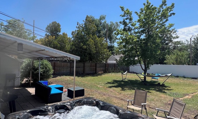 Sugar House Casa | Charming 2-bedroom house with WiFi, a hot tub and 30 min away from adventure.