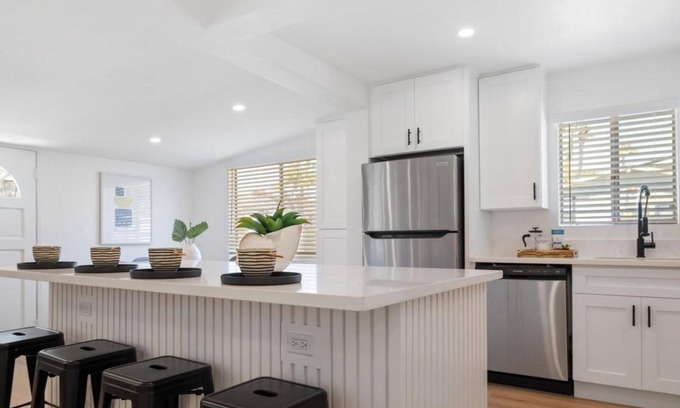 Solana Beach Casa | Charming 2-bedroom house in delightful Solana Beach with AC, WiFi.