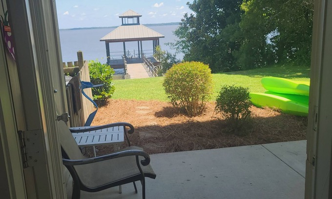Summerton Condominio | Charming 2 Bedroom Waterfront Lake Marion Condo