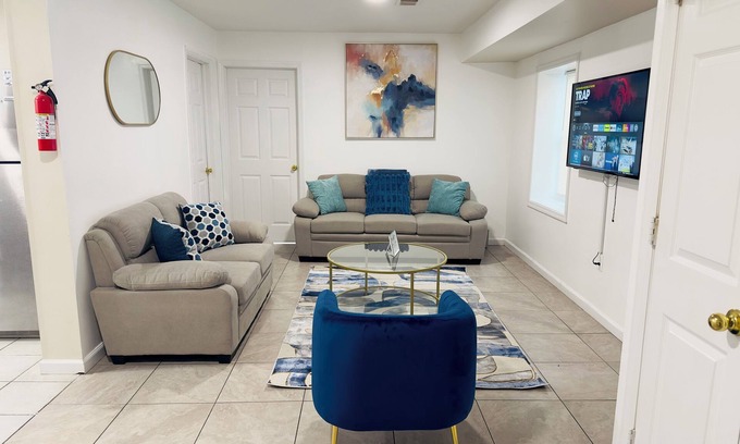 Newark Casa | Charming 2-bedroom with AC/heat and WiFi 6 mins from EWR 30 mins to NYC