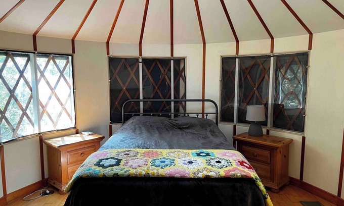 Benzonia Casa | Charming 2-bedroom Yurt with AC, WiFi in serene Benzonia