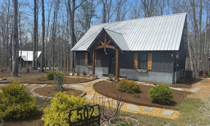 Rising Fawn Casa | Charming 2-BR 1BA with private hot tub near McLemore, Cloudland Canyon State Pk.