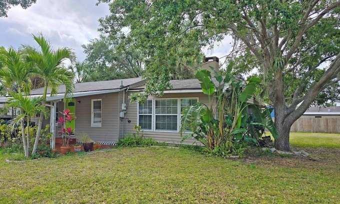 Southgate Casa | Charming 2 BR/2 B Bungalow on 1/3 acre with plenty of room for boat/RV parking