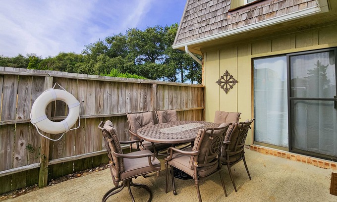 Kitty Hawk Condominio | Charming 2 BR Condo - Convenient location - Close to beach - Community pool - WD