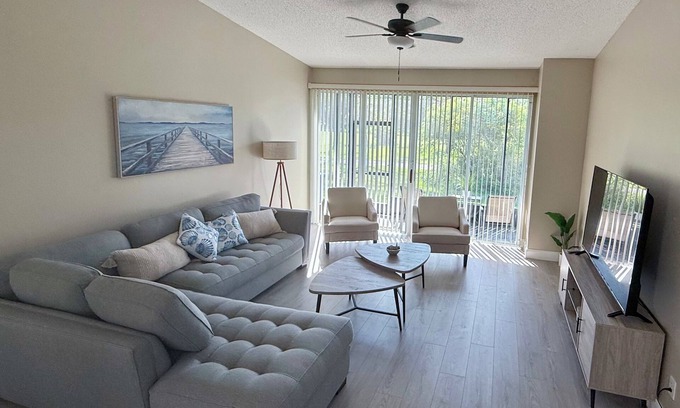 Greater Northdale Condominio | Charming 2 BR condo with golf course views in North Tampa! Snowbirds welcome!