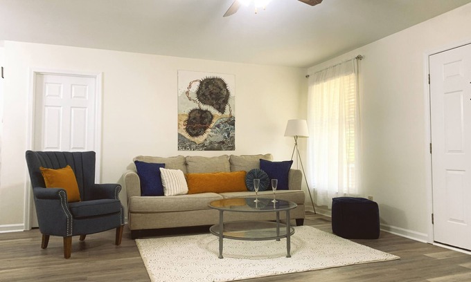 Durham Casa | Charming 2 br Cottage in the Woods near Zinc House Winery and Brewery!