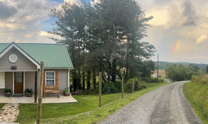 Old Town Cabaña | Charming 2-BR cottage in Galax with WiFi, AC. Close to Blue Ridge Parkway