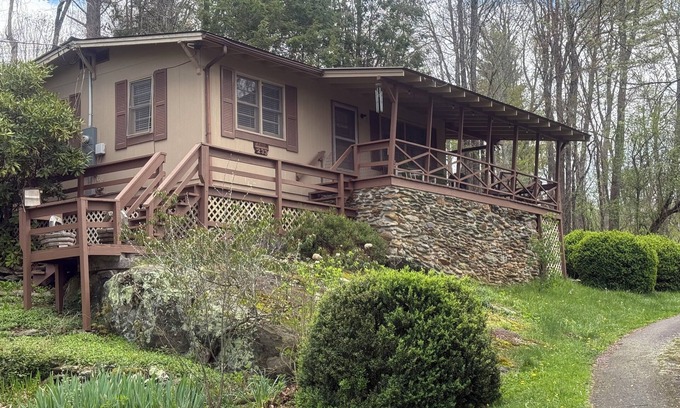 Newland Cabaña | Charming 2-BR Country Cottage--Very Convenient to Linville, Banner Elk, Newland.