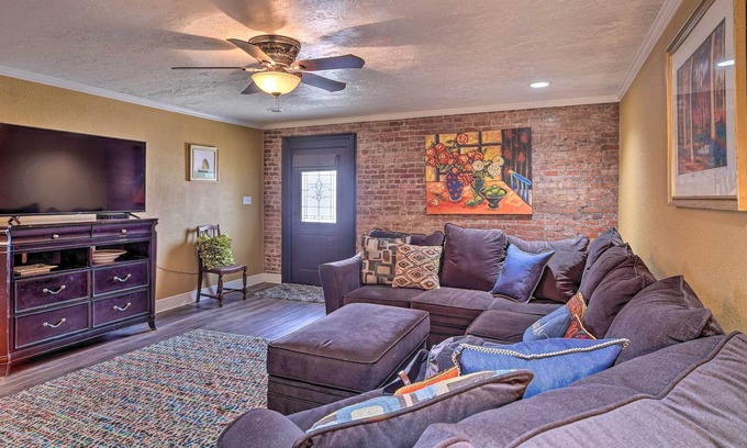 Welsh Apartamento | Charming 2-Story Apt - 26 Mi to Lake Charles!