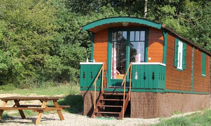 Lion-en-Sullias Cabaña | ¡Descubre la magia de una vieja caravana en el corazón del Valle del Loira!