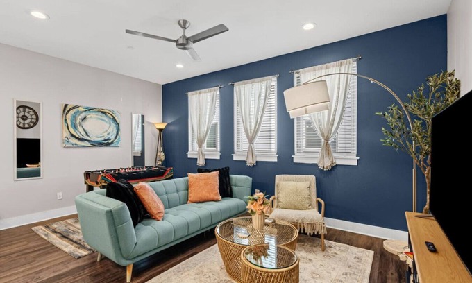 Fort Worth Casa | Charming 2BD: In the Heart of Magnolia & Stylish!