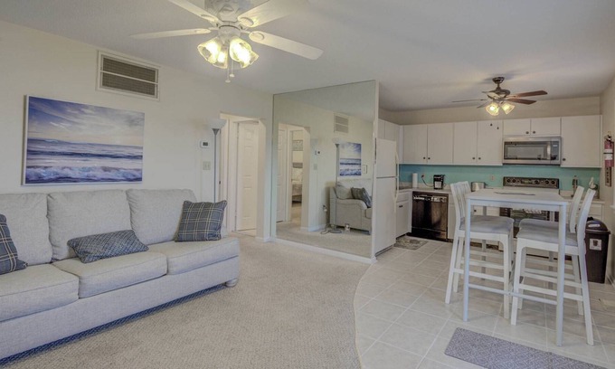 Fenwick Island Condominio | Charming 2BR 1.5BA getaway in North OC. Sleeps 8, steps to Harpoon Hannah's and Tax-Free Delaware