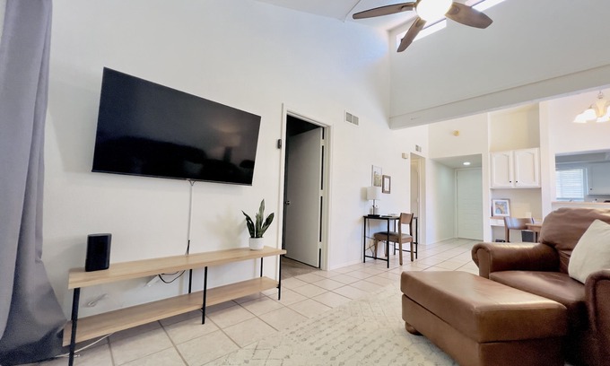 Gilbert Condominio | Charming 2BR/2BA Retreat in Quiet Gilbert Neighborhood - Near Vibrant Downtown!