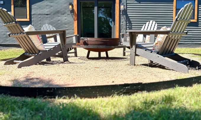 Llano Cabina | Charming 2BR Bunkhouse in the heart of the Texas Hill Country!