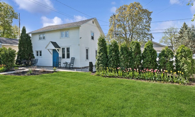 Lake Geneva Casa | Charming 2BR Coach House in Maple Park – Walk to Downtown & Lake