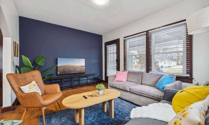 Indianapolis Casa | Charming 2BR Duplex in SoBro - King Bed - Arcade